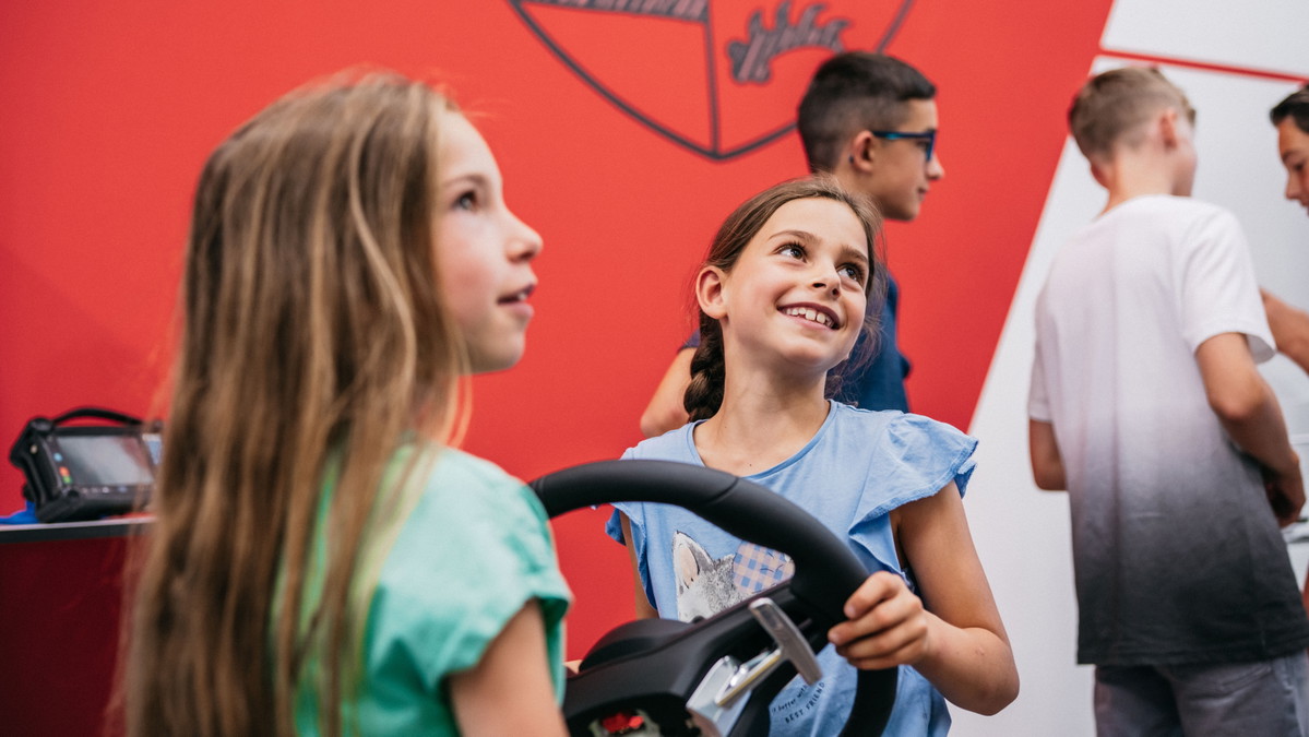 Porsche Erlebniswerkstatt "Innenleben und Exterieur"