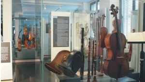 Von der Gambe zur E-Geige: Fünf Jahrhunderte Klanggeschichte. Öffentliche Sonntagsführung durch das Musikinstrumentenmuseum mit Charlotte Landgraff