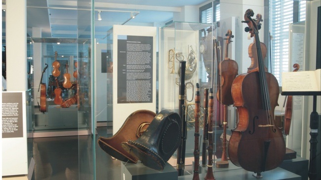 Von der Gambe zur E-Geige: Fünf Jahrhunderte Klanggeschichte. Öffentliche Sonntagsführung durch das Musikinstrumentenmuseum mit Charlotte Landgraff