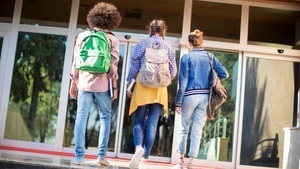 Lebensabschnittsübergänge: Wie erleben junge Menschen den Übergang von der weiterführenden Schule zur Hochschule?