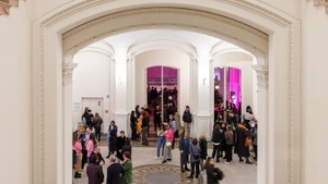 Streifzüge in englischer Sprache | Überblicksführung zu den aktuellen Ausstellungen im Gropius Bau
