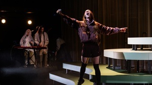 Möchte die Witwe angesprochen werden, platziert sie auf dem Grab die Gießkanne mit dem Ausguss nach vorne