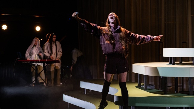 Möchte die Witwe angesprochen werden, platziert sie auf dem Grab die Gießkanne mit dem Ausguss nach vorne