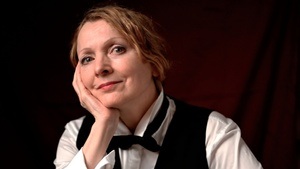 „Wehe, wenn sie losgelassen!“ Premiere – Parodien frei nach Goethe und Schiller mit der Schauspielerin und Sängerin Cora Chilcott
