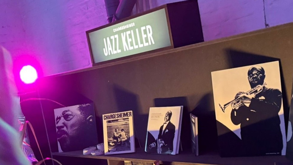 Book Lounge :“ photo- dialogues2“ in der Chargesheimer JAZZ BAR