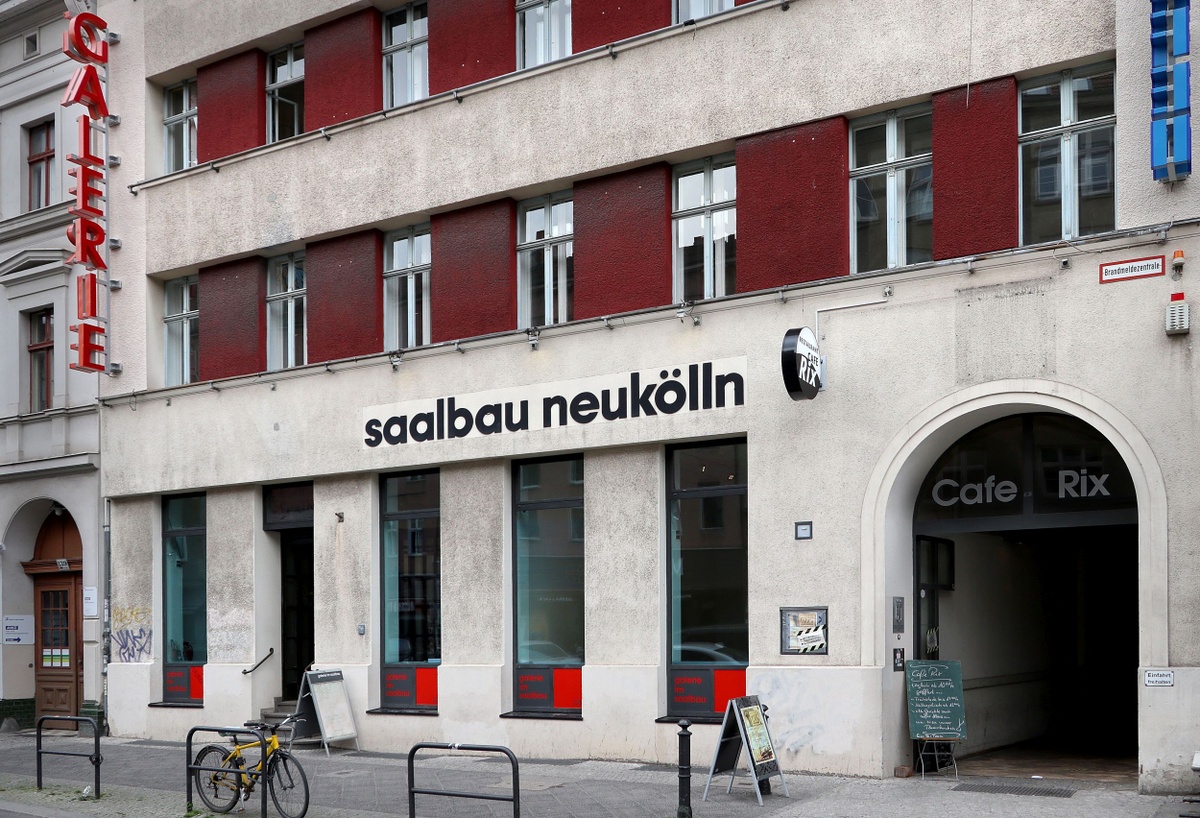 c/o – in anderen Händen. Affektive Infrastrukturen und arbeitende Interieurs