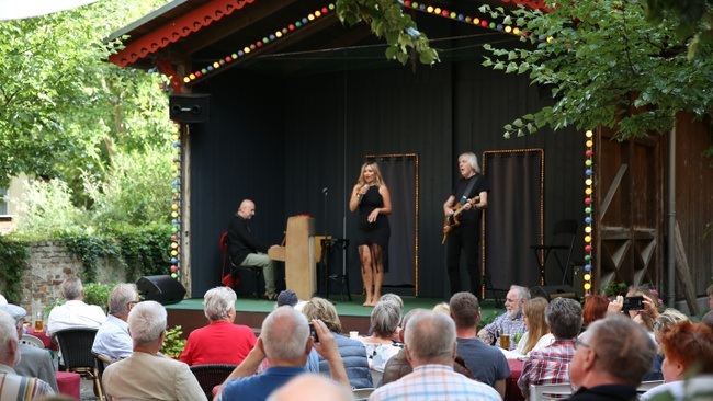 OBELISK HOFFEST - ERÖFFNUNG DER HOFBÜHNE