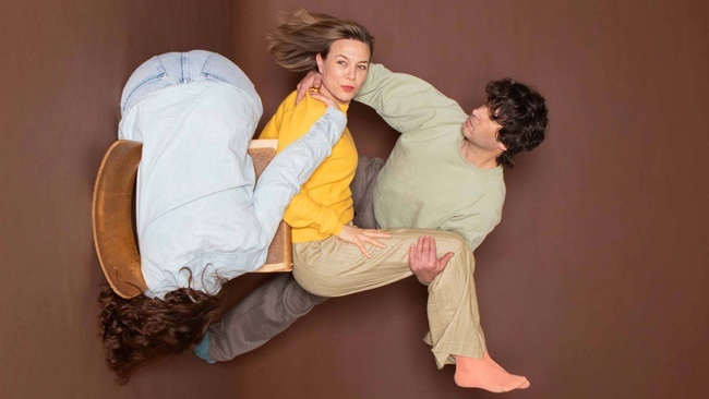 AUFRECHT IN DIE SCHRÄGLAGE