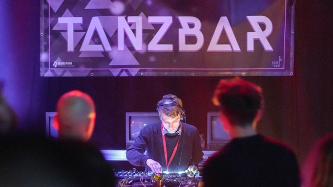 Tanzbar w/Kollektiv Faltenfrei