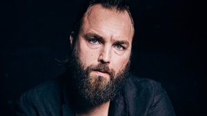 Meinen Hass bekommt ihr nicht.  Musikalische Lesung zum 10. Jahrestag des Attentats auf Le Bataclan in Paris mit Isaak Dentler & Gregor Praml