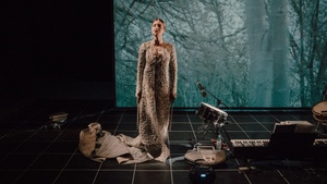 Magda Szpecht | She stands in the Middle of the Battlefield