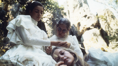 PICNIC AT HANGING ROCK · PICKNICK AM VALENTINSTAG | Stationen der Filmgeschichte - Black Box im Filmmuseum Düsseldorf