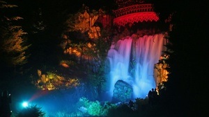 Beleuchtete Wasserspiele