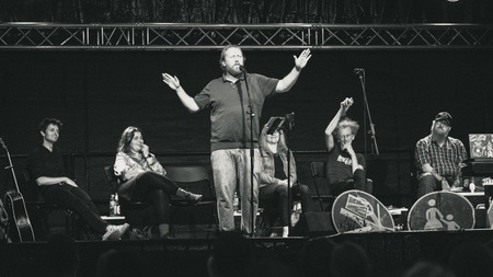 Lesebühne Schkeuditzer Kreuz: Live-Poetry-Show „Gegen die Welt!“ – Live-Poetry-Show für ein besseres Leben