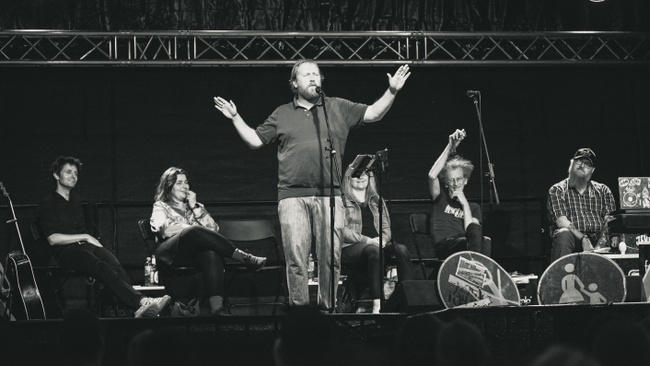 Lesebühne Schkeuditzer Kreuz: Live-Poetry-Show „Gegen die Welt!“ – Live-Poetry-Show für ein besseres Leben