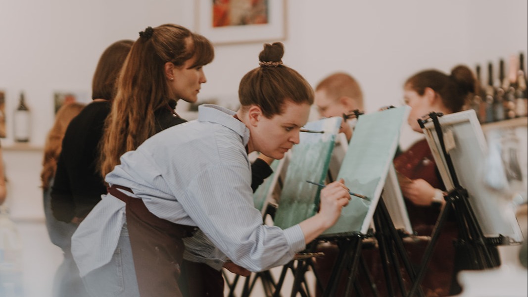 Entkorkte Kunst: Wine, Paint & Piano - Die Malsession mit Weinprobe und Live-Piano in Berlin