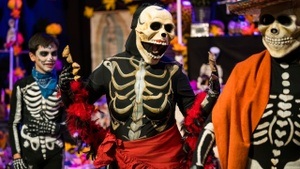 Fiesta de Día de Muertos:  Aufmarsch der Skelette