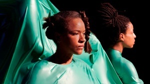 to build to bury to remember. Performance von Sarah Ama Duah