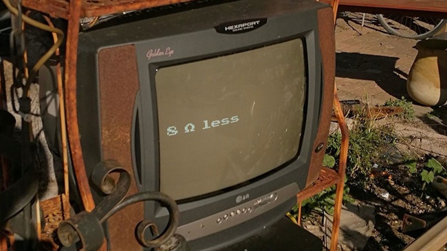 Eröffnung:  8 Ω LESS