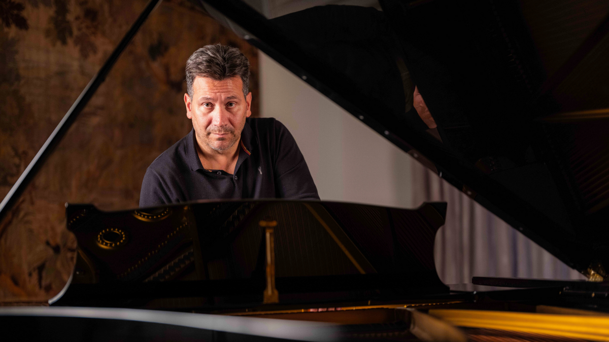 Apollo Giu \u002D Melancholie trifft Eleganz