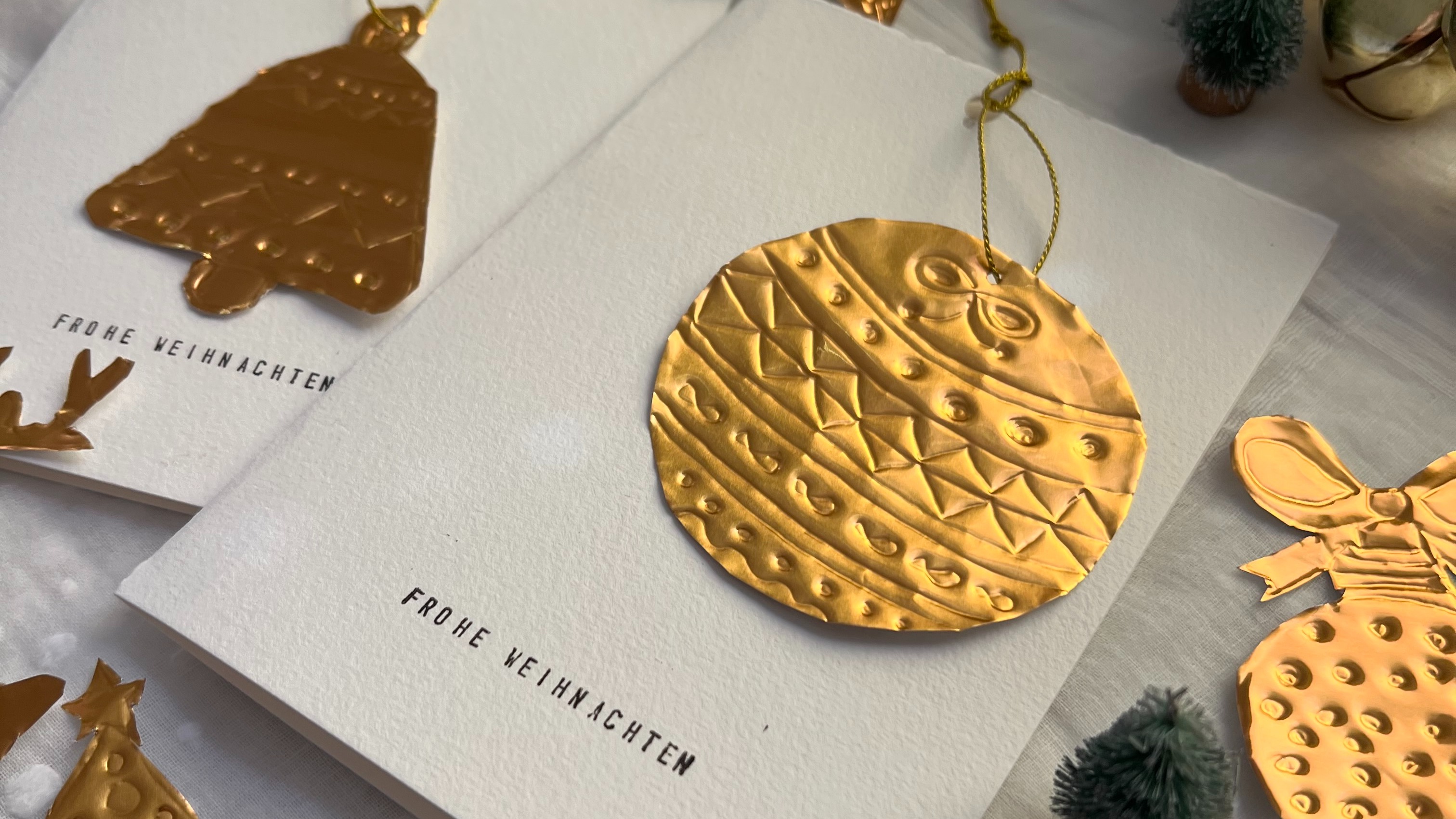 Geschenke selbst herstellen: Grußkarten mit Anhängern aus Prägefolie