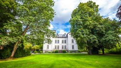 Weiße Villa in Dreslers Park