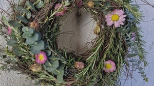 Frühlingskranz aus Kräutern binden und gestalten