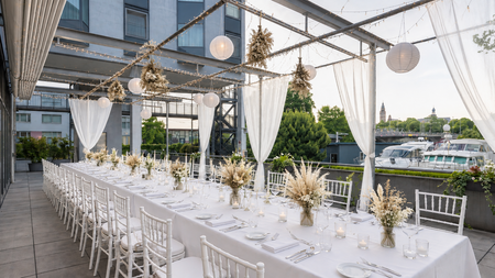 Sommernacht in Weiß: Dîner en Blanc mit Bootsfahrt und Julian F. M. Stoeckel im NYX Hotel Berlin Köpenick