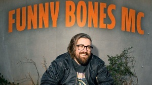 Simon Slomma - Funny Bones MC - Musik und Comedy - PREMIERE