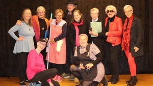 Die Theatergruppe Silberdistel spielt "Damenkarussell"