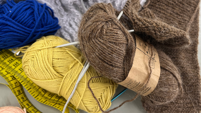 Listening & Needle Work: gemeinsames Hören in der Ausstellung