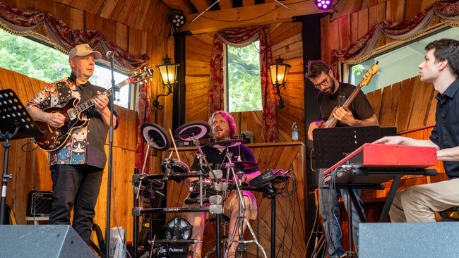 Local Waves:  SiloCats (live)