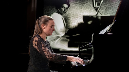 DORA - Flucht in die Musik (OmeU)