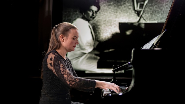 DORA - Flucht in die Musik (OmeU)