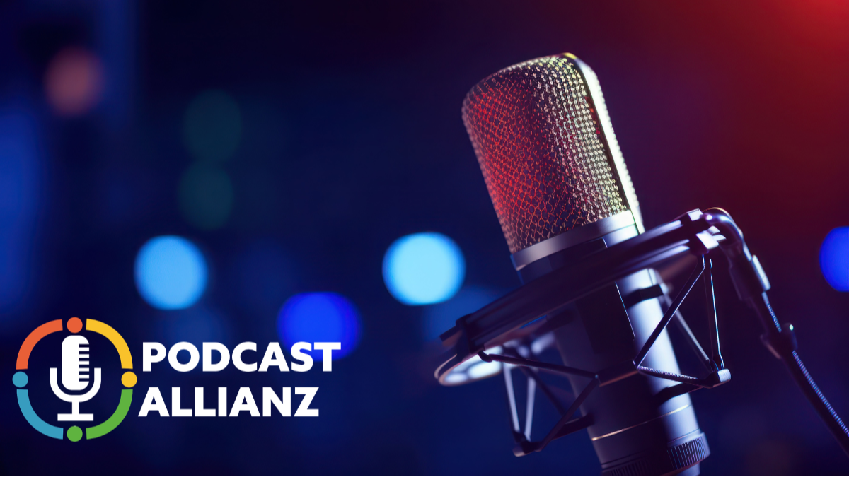 Ein Podcastmikrophon in einem Bühnensetting. Daneben das Logo der Podcast Allianz e.V.