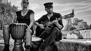 IAN LEDING ANNIE ROSE DUO IM CAFE DE FIETS