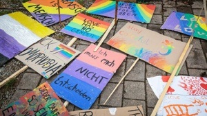 Glitter, Glue and Riot - Demoschilder basteln zum CSD