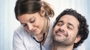 Es wirkt nicht, aber dafür langsam (UA) – Komödie von Alexander Estis