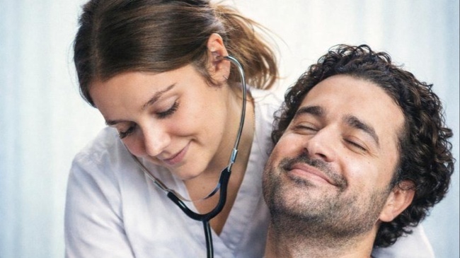 Es wirkt nicht, aber dafür langsam (UA) – Komödie von Alexander Estis