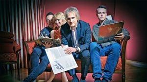 Mr. Rod - The No.1 Rod Stewart Show ... unplugged & seated