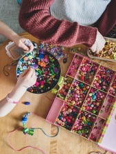 „DIY-Schmuckwerkstatt“ für Kinder ab 8 Jahren