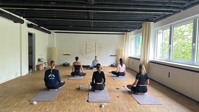 Yoga & Lunch: Revitalisiere dich in der Mittagspause