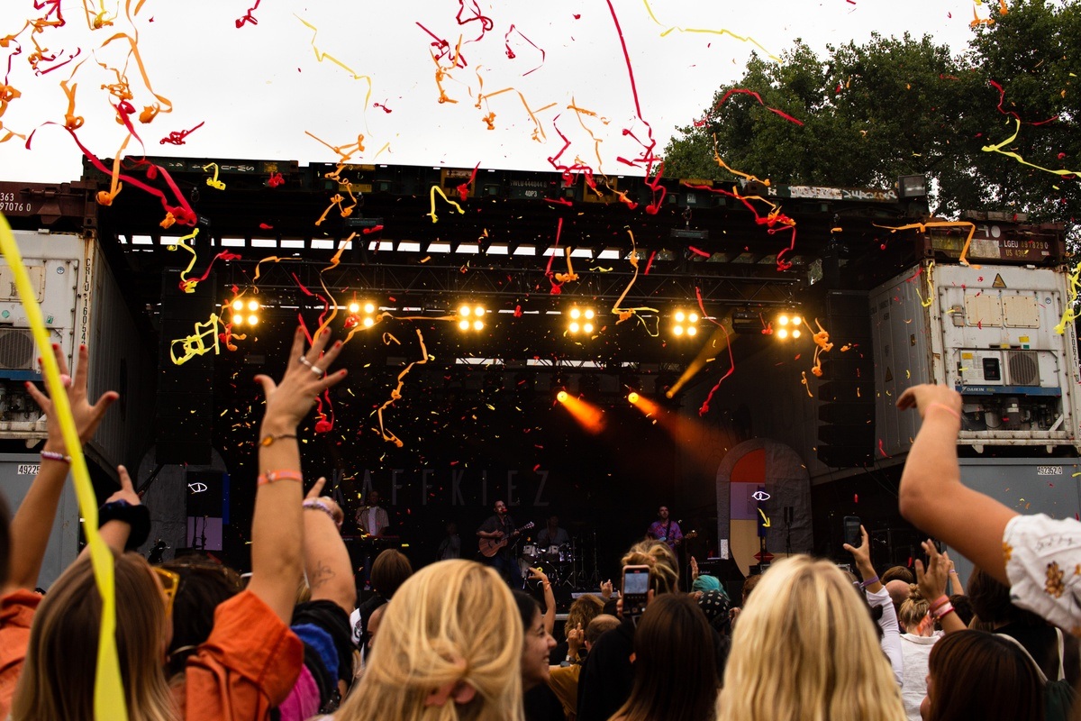 Rausgegangen Festival \u002D Zusammen Leuchten