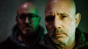 DEVISION REDUX und ISAAC HOWLETT