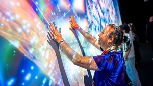 Führung durch die Ausstellung ICONIC (in deutscher Sprache). Bitte beachten Sie: Die Führung ist für Kinder unter 13 Jahre nicht geeignet.