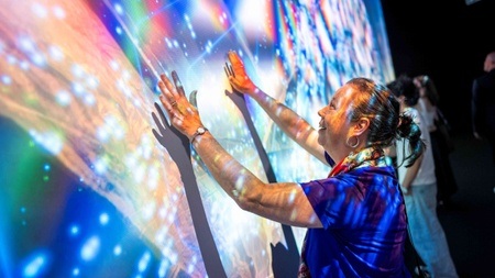 Führung durch die Ausstellung ICONIC (in deutscher Sprache). Bitte beachten Sie: Die Führung ist für Kinder unter 13 Jahre nicht geeignet.