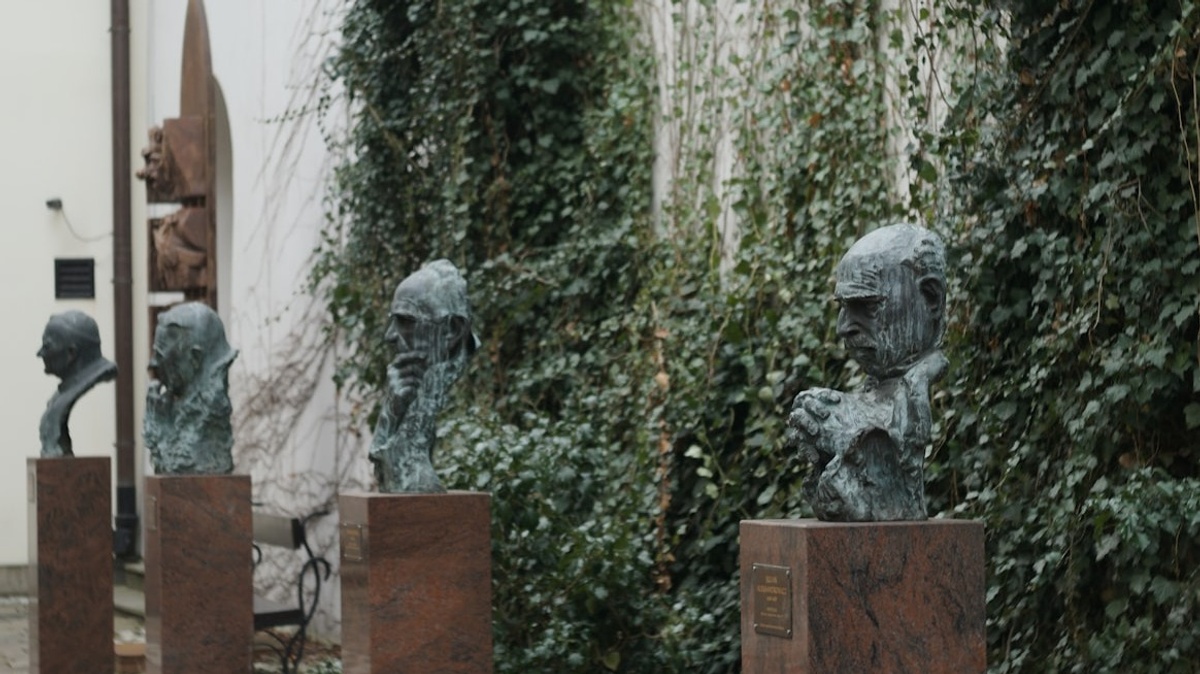 Tony Cragg - Line of Thought