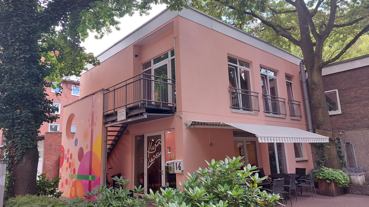 Kulturladen St. Georg (Gebäude) in Hamburg, mit Wandgemälde. Frontansicht von der Alexanderstrasse 16 Vereinsgebäude