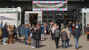 TAUSENDSCHÖN