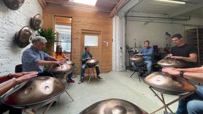 Handpan-Workshop und Werkstatt-Einblick in eigener Handpan Werkstatt bei Nimo Sounds in Köln
